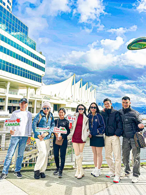 Khách Vietmytravel tại Canada Place, Vancouver, Canada