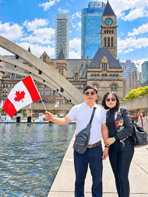 Khách Vietmytravel tại Tòa Thị chính cũ, Toronto, Canada
