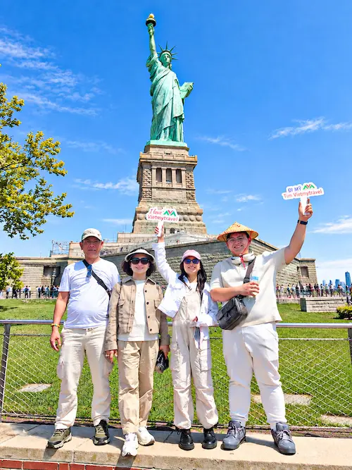Khách Vietmytravel tại Tượng Nữ thần Tự do, New York, Mỹ