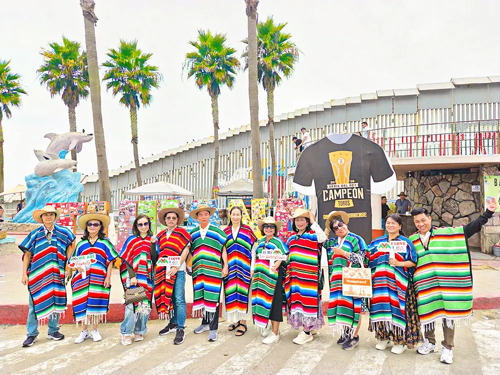Đoàn khách Vietmytravel trong áo poncho Mexico tại Tijuana