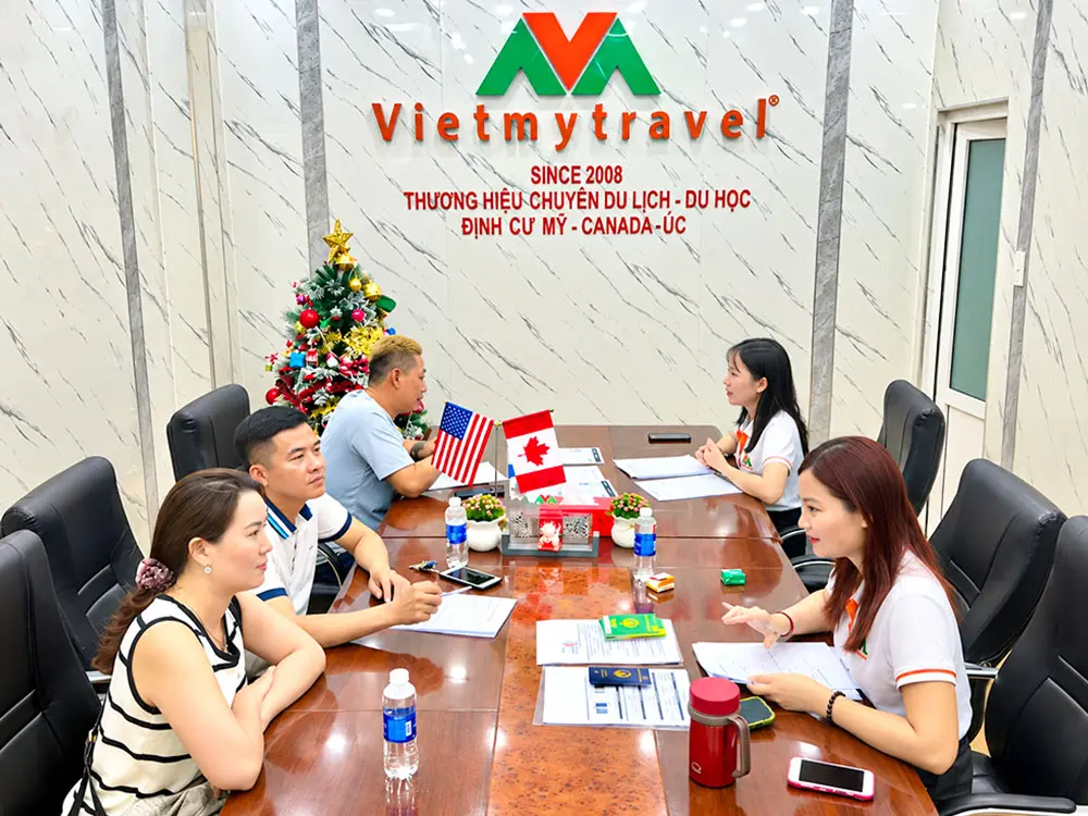 Chuyên viên Vietmytravel tư vấn hồ sơ cho khách tại văn phòng