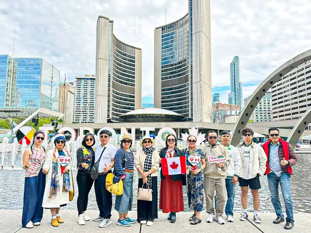 Đoàn khách Vietmytravel tại quảng trường Tòa thị chính Toronto