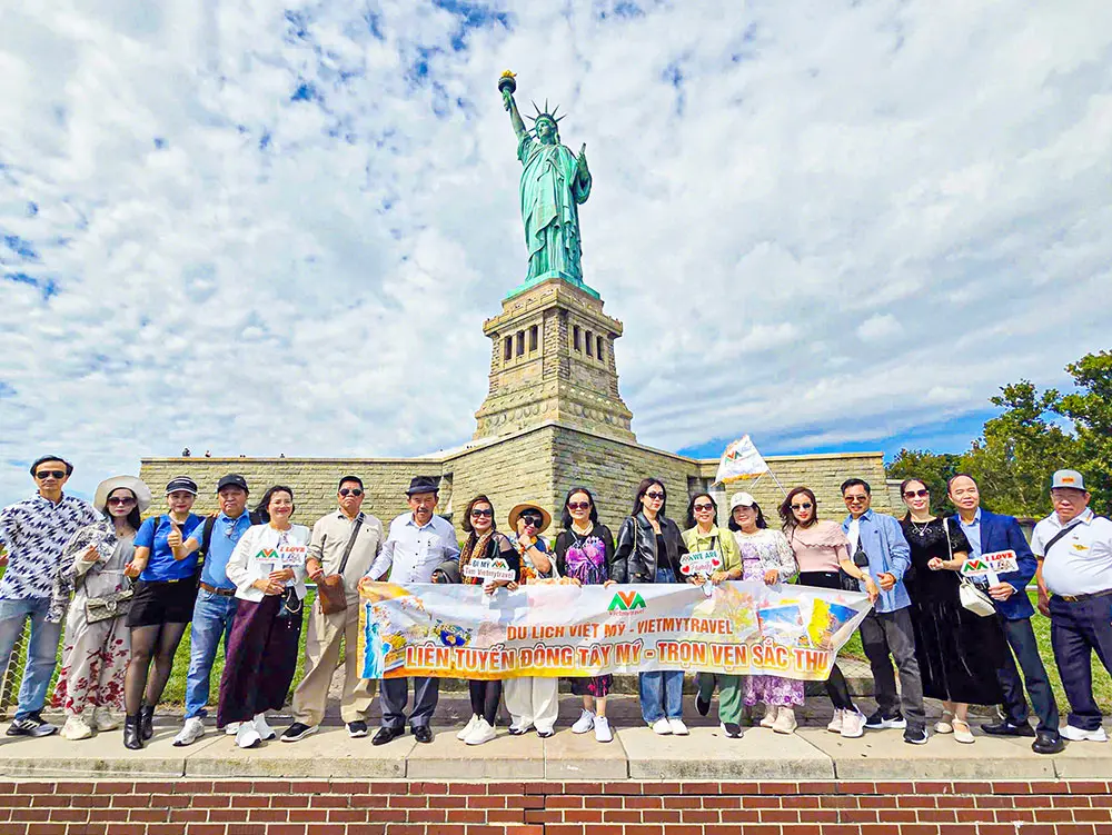 Đoàn khách Vietmytravel trước tượng Nữ thần Tự do, New York