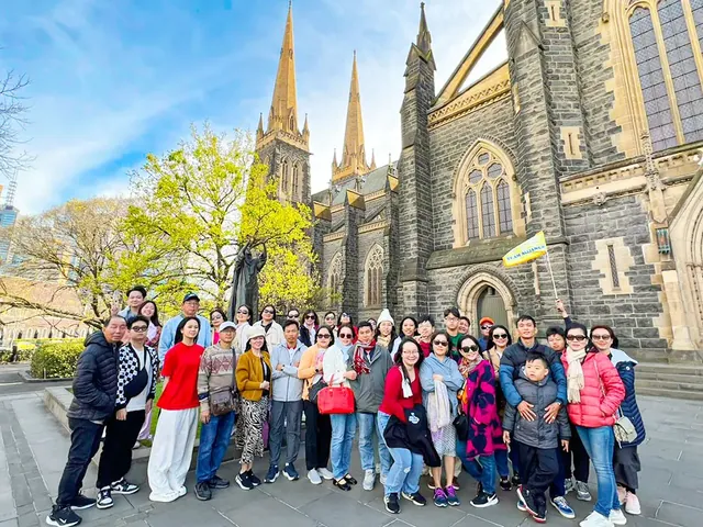 Đoàn khách Vietmytravel trước Nhà thờ St Patrick, Melbourne