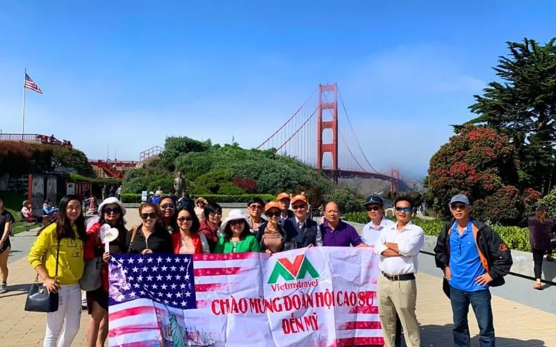 Đoàn khách Vietmytravel trước cầu Cổng Vàng, San Francisco