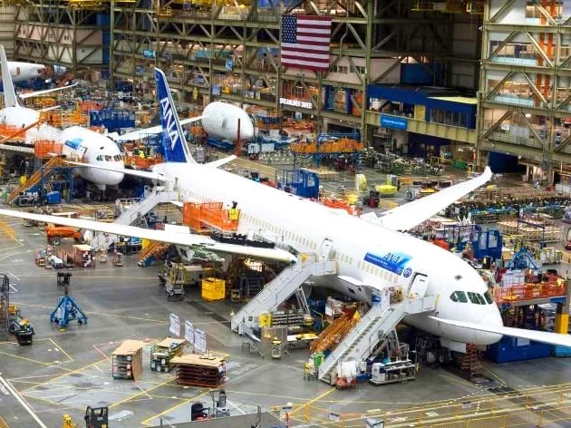 Máy bay thân rộng trong xưởng lắp ráp của Boeing