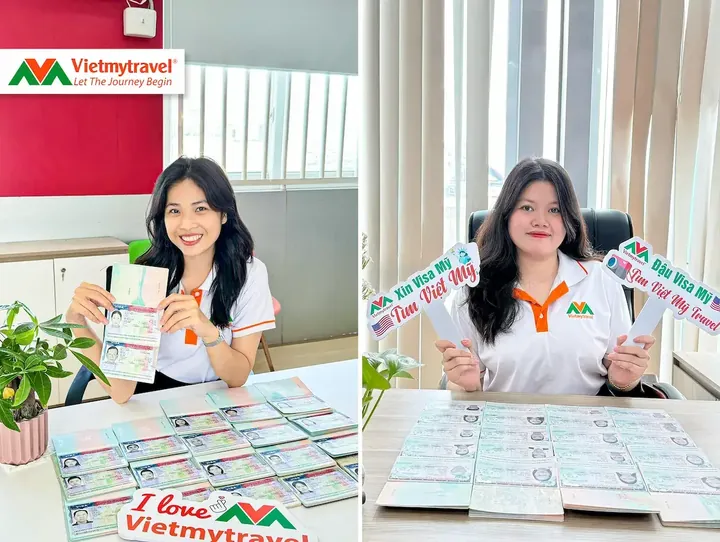 Chuyên viên Vietmytravel bên bàn xếp đầy hộ chiếu có visa Mỹ