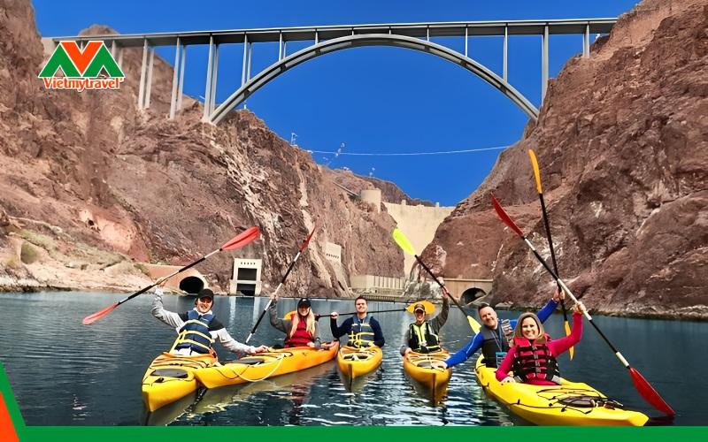 Đoàn khách du lịch Mỹ hào hứng trải nghiệm chèo thuyền trên sông Colorado đầy thú vị