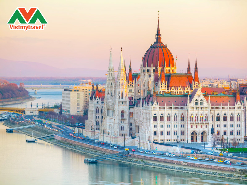 toa-nha-quoc-hoi-hungary