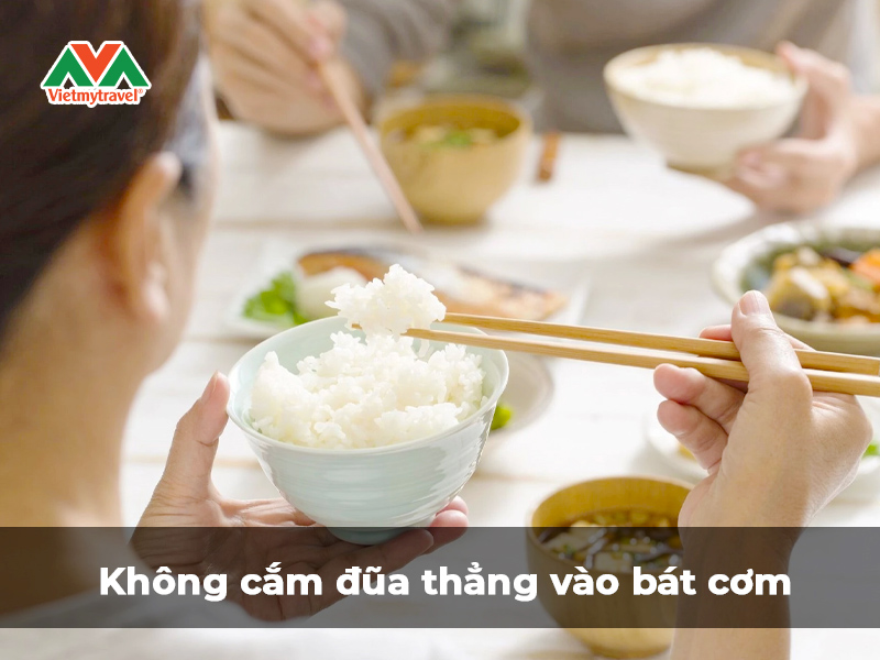 khong-cam-dua-thang-vao-bat-com