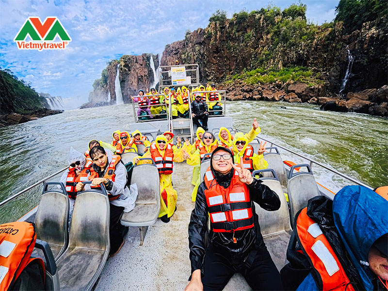 trai-nghiem-tau-tai-thac-iguazu